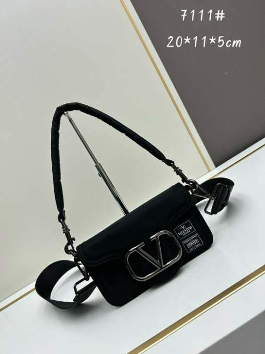 Picture of Valentino Handbags _SKUfw166008766fw